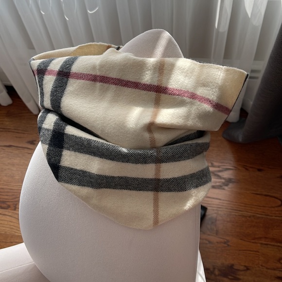 ✨Authentic Burberry Infinity Scarf - Picture 3 of 4